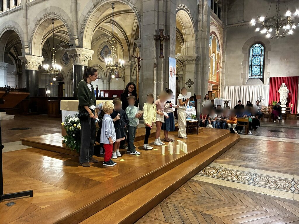 Les enfants réunis au pied de l'autel