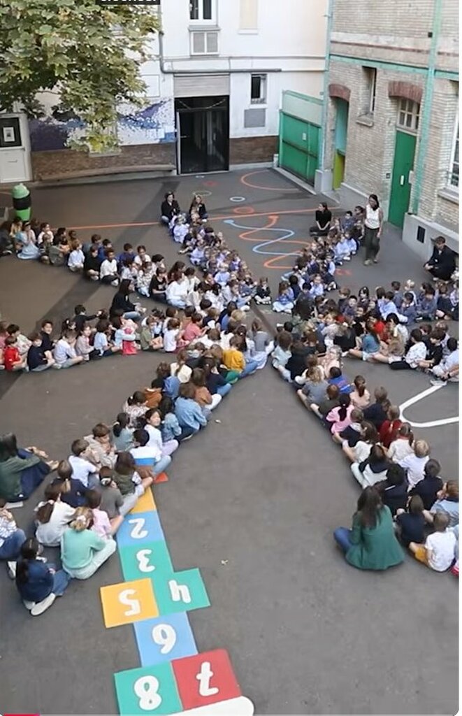 Les élèves rassemblés dans la cour en forme de soleil