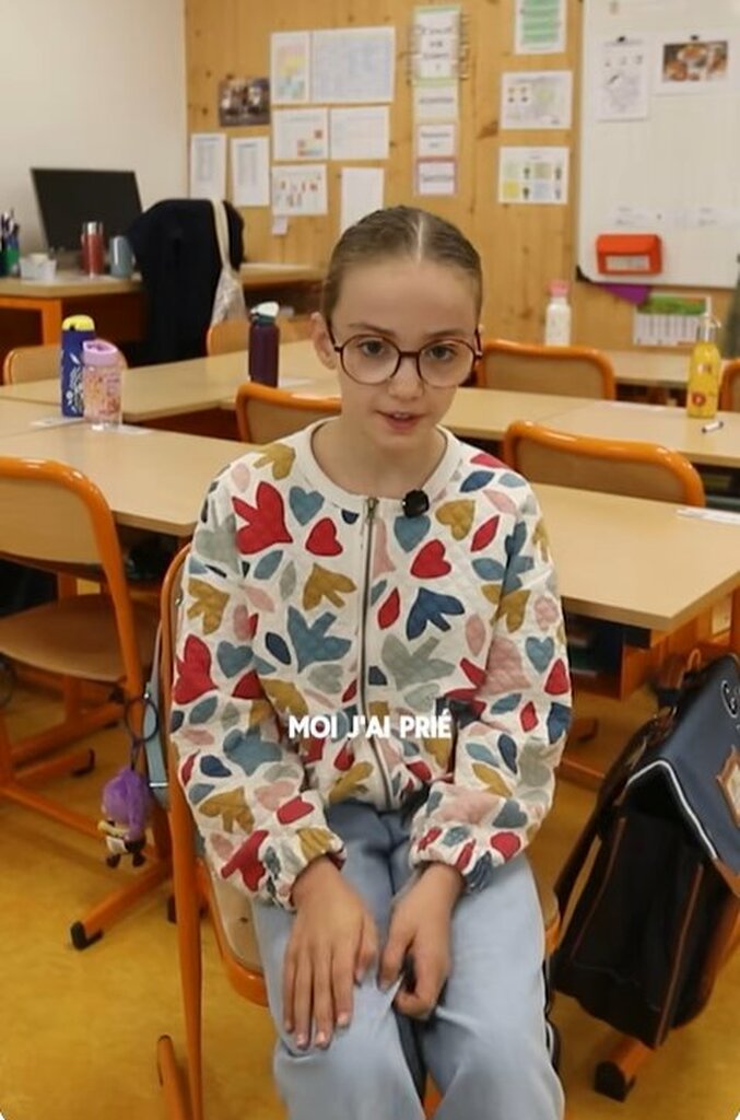 Une élève témoigne devant la caméra