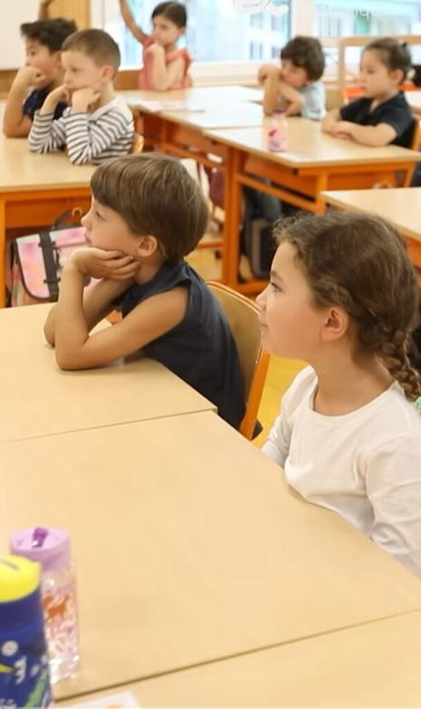 Les élèves écoutent attentivement en classe